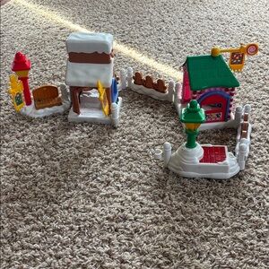Fisher-Price Little People Christmas on Main Street playset